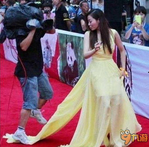 女明星被踩裙子,女明星裙摆被踩，时尚盛宴变尴尬现场  第2张